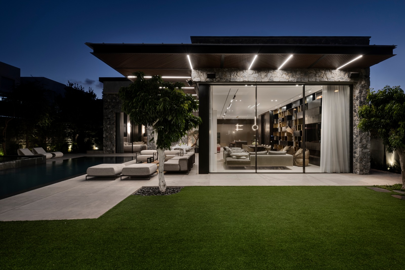 Résidence contemporaine Spectra avec pergola et larges baies vitrées