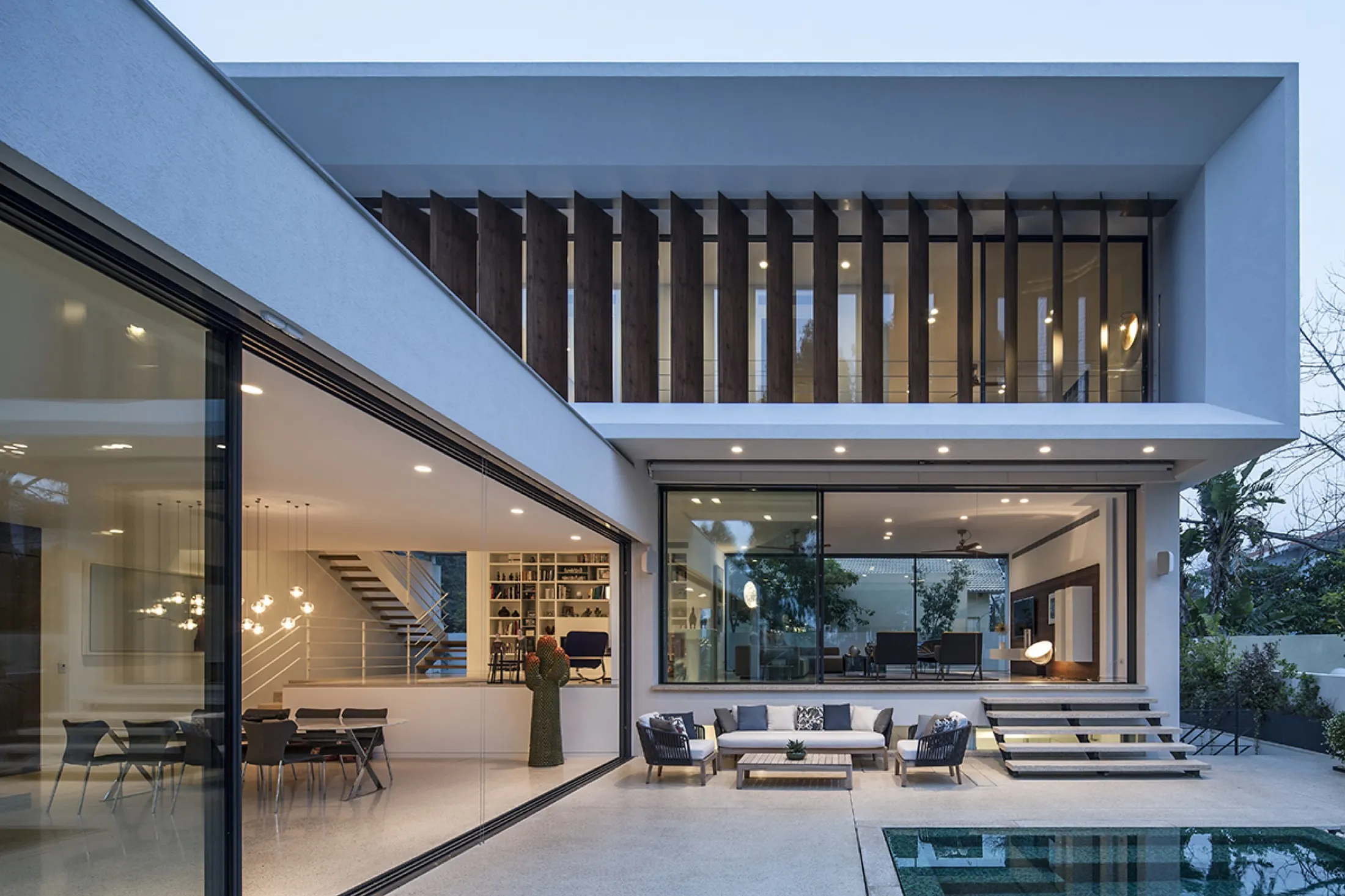 Système coulissant intégré dans une grande ouverture architecturale