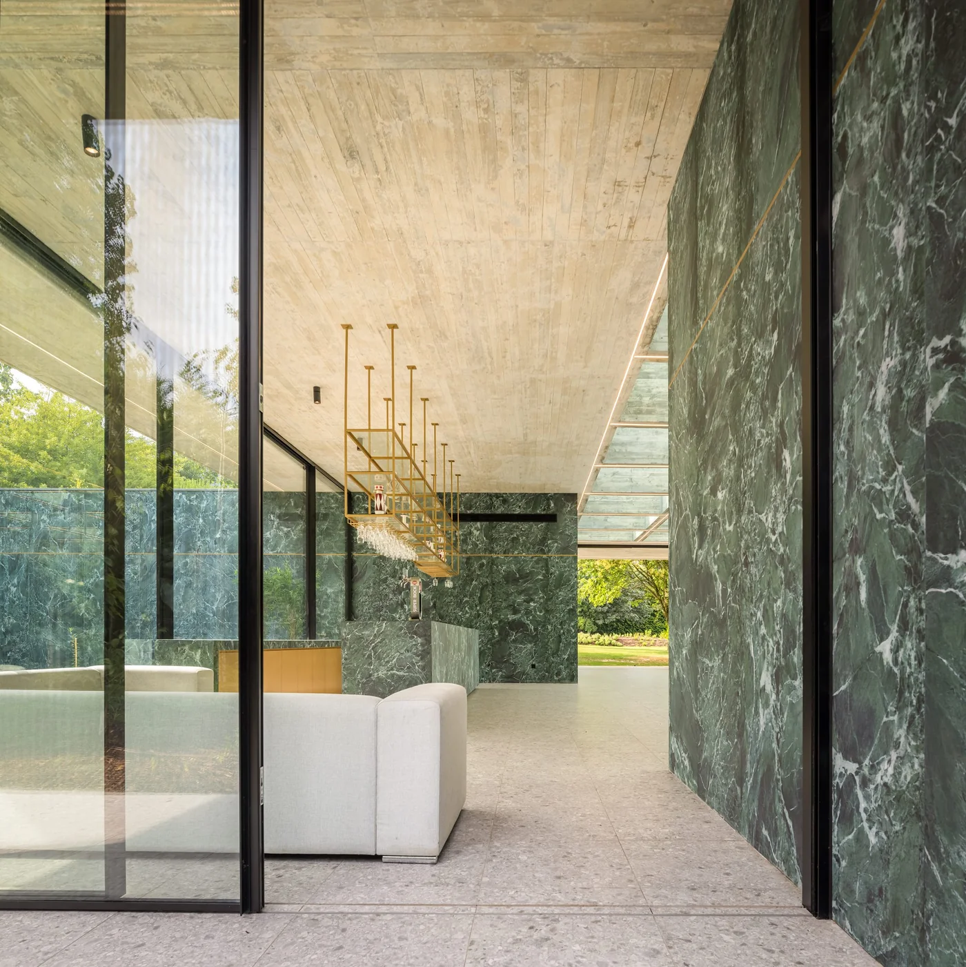 Ouverture vitrée coulissante entre intérieur et extérieur